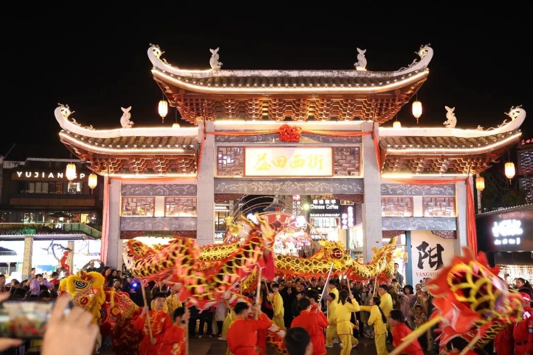 金宝初中师生龙狮队与中外游客组成的巡游队伍